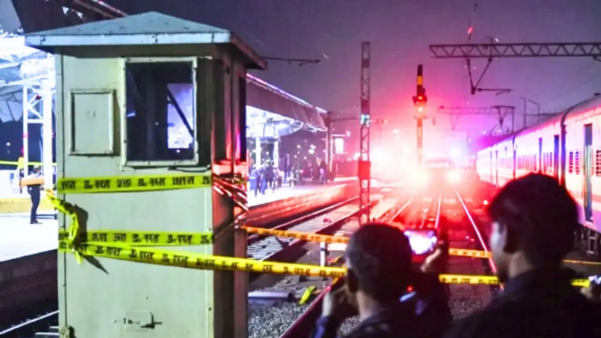 UP: ATS को बड़ी सफलता, लखनऊ में रेलवे सिग्नल बॉक्स को उड़ाने की साजिश रचने वाला हैंडलर शाकिब गिरफ्तार, PAK में बैठे ISI आका करते थे फंडिंग UP ATS को बड़ी सफलता