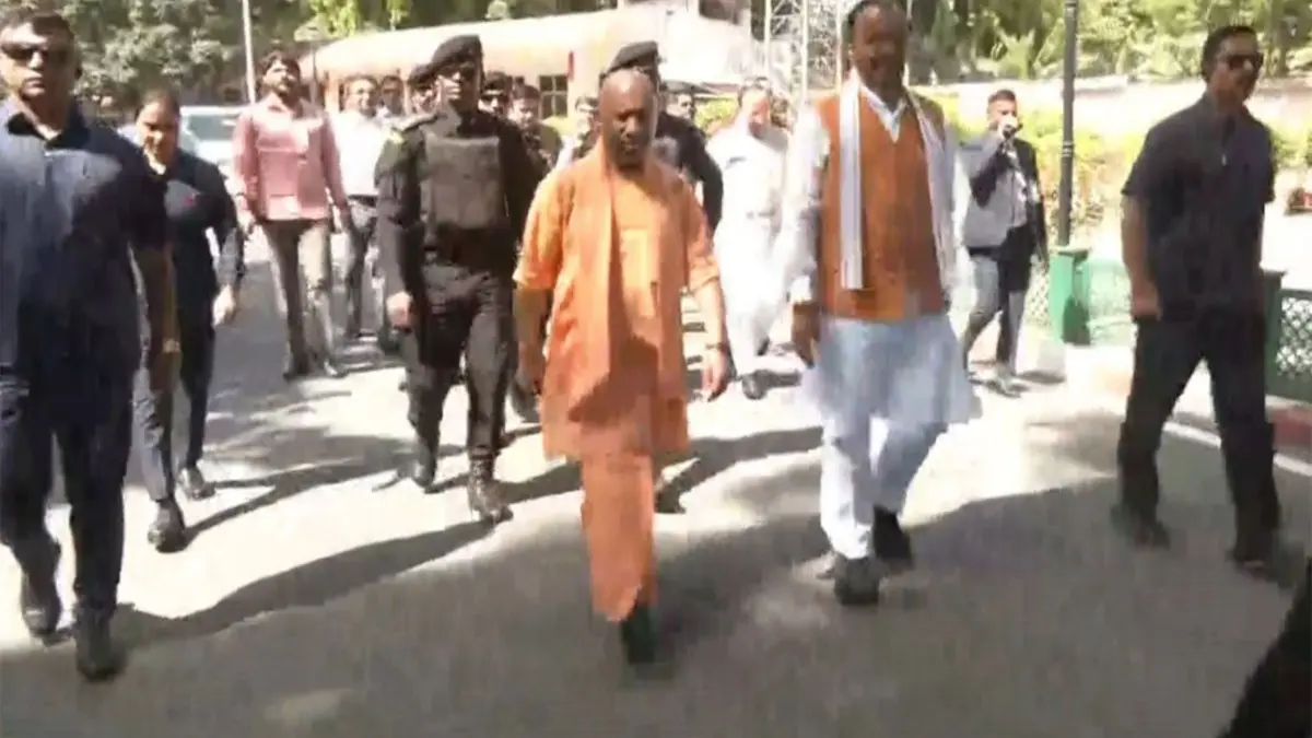 UP CM Yogi Holds 'Jan Aakrosh Mahila Padyatra' After Women's Reservation Bill Fails To Pass In Lok Sabha UP CM Yogi Holds 'Jan Aakrosh Mahila Padyatra' After Women's Reservation Bill Fails To Pass In Lok Sabha