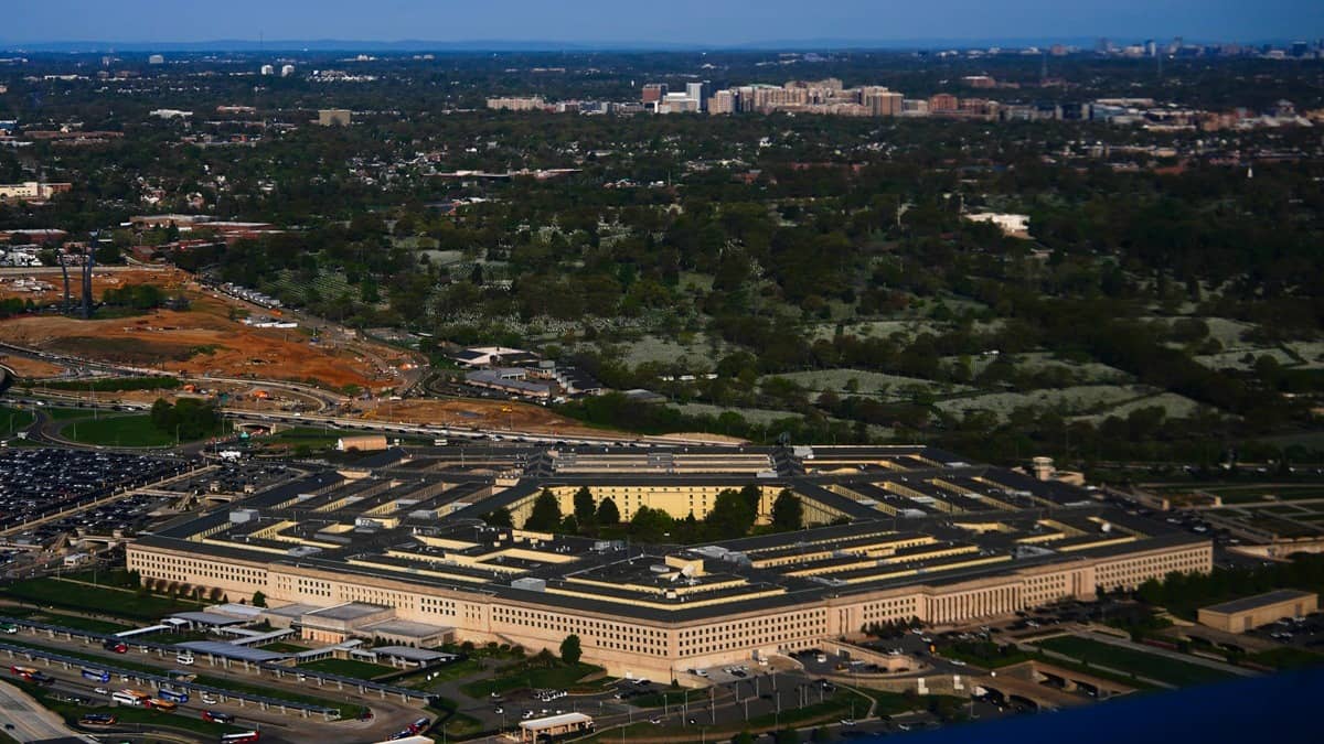 अमेरिका के रक्षा मंत्रालय पेंटागन के पास भीषण बस हादसा, मच गई चीख-पुकार; ट्रंप के डिपार्टमेंट ऑफ वॉर के 10 अधिकारी भी थे सवार