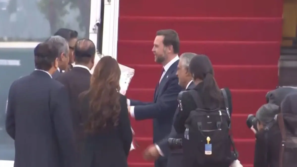 US Team Lands in Pak For Truce, Hormuz Talks With Iran US Team Lands in Pak For Truce, Hormuz Talks With Iran