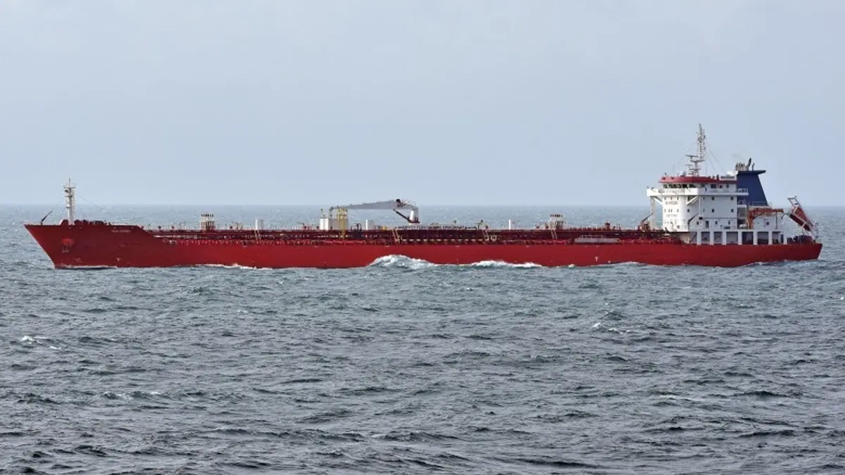 Chinese Vessel Defies U.S. Naval Blockade to Navigate the Strait of Hormuz Despite Existing Sanctions Vessel Rich Starry