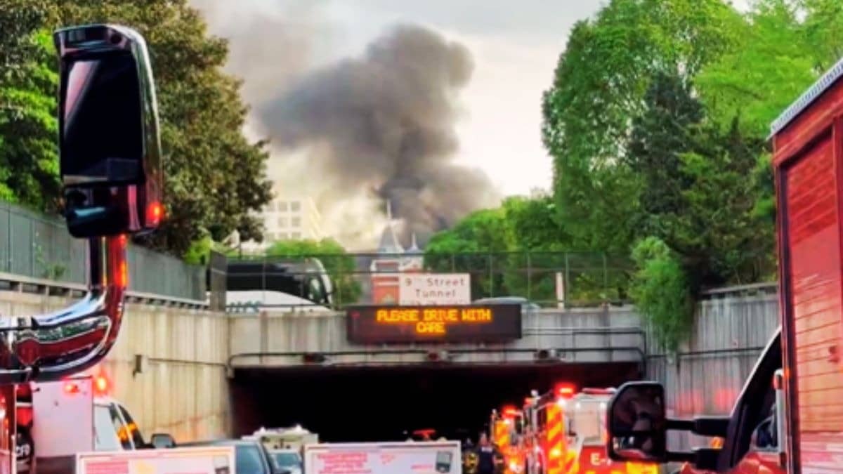वॉशिंगटन DC में 9वीं स्ट्रीट टनल के अंदर मेट्रो बस में लगी आग, कई किलोमीटर दूर से दिखा काले धुएं का गुबार