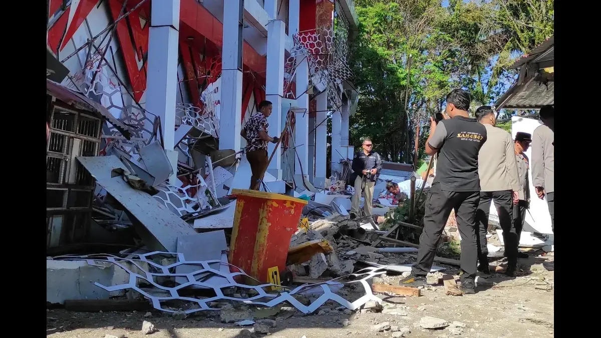Magnitude 7.4 Earthquake Rattles Northern Indonesia, Triggers Tsunami Waves; 1 Dead X