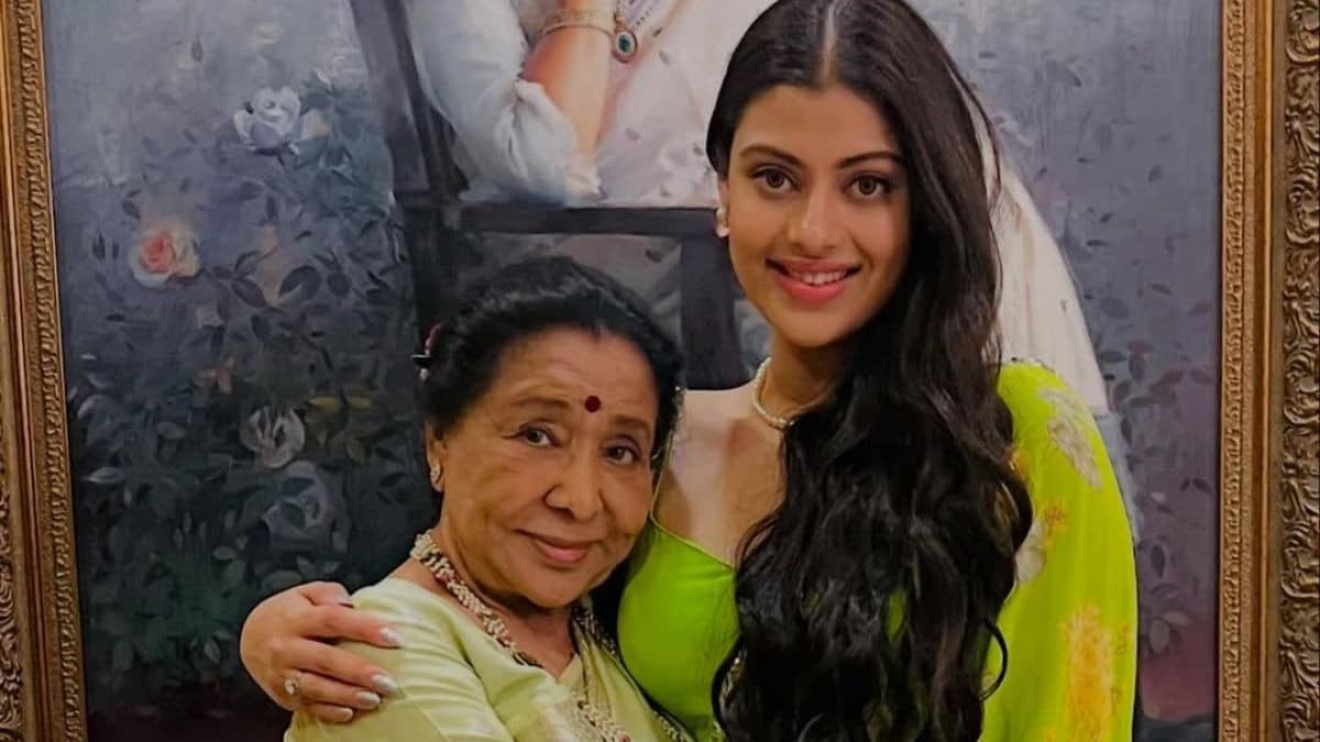 Zanai Bhosle with Grandmother Asha Bhosle