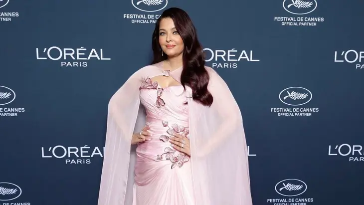 aishwarya rai cannes pink dress Aishwarya Rai Bachchan Stuns In Pink for her 2nd Iconic Cannes Appearance