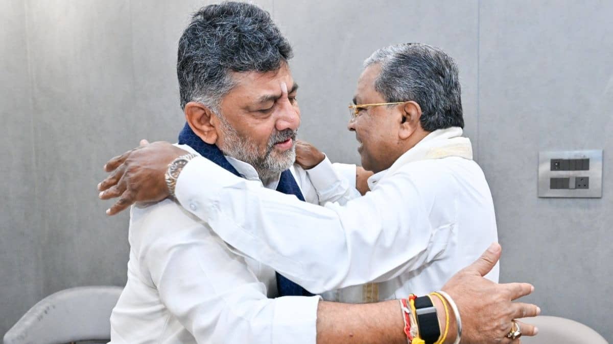 At Breakfast Meet, DK Shivakumar Hugs Siddaramaiah, Touches Feet Ahead of Resignation | VIDEO