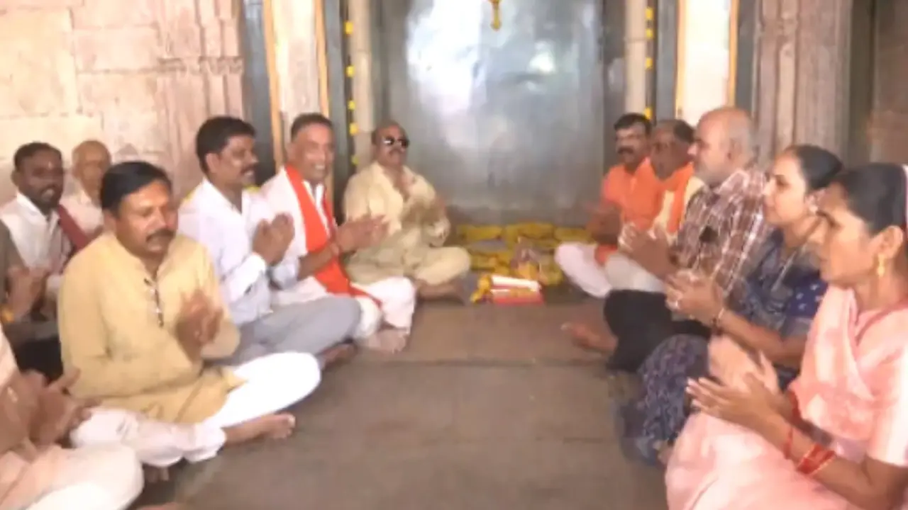 Devotees Offer Prayers at Bhojshala Complex in Dhar After Madhya Pradesh HC's Verdict Bhojshala
