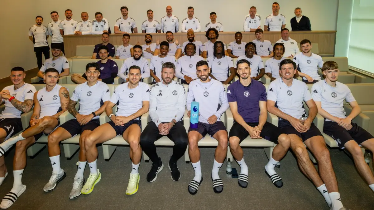 Manchester United Captain Bruno Fernandes Wins Premier League Player-of-season Award After 15 Years Bruno Fernandes poses with entire Manchester United players and staffs