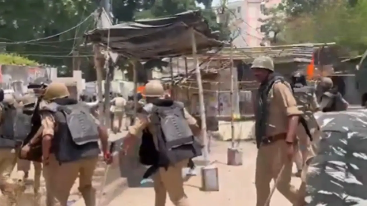 लखनऊ में बुलडोजर एक्शन पर बवाल, प्रदर्शन कर रहे वकीलों पर पुलिस ने बरसाई लाठियां; कैसरबाग कोर्ट परिसर में भारी हंगामा Bulldozer action in Lucknow