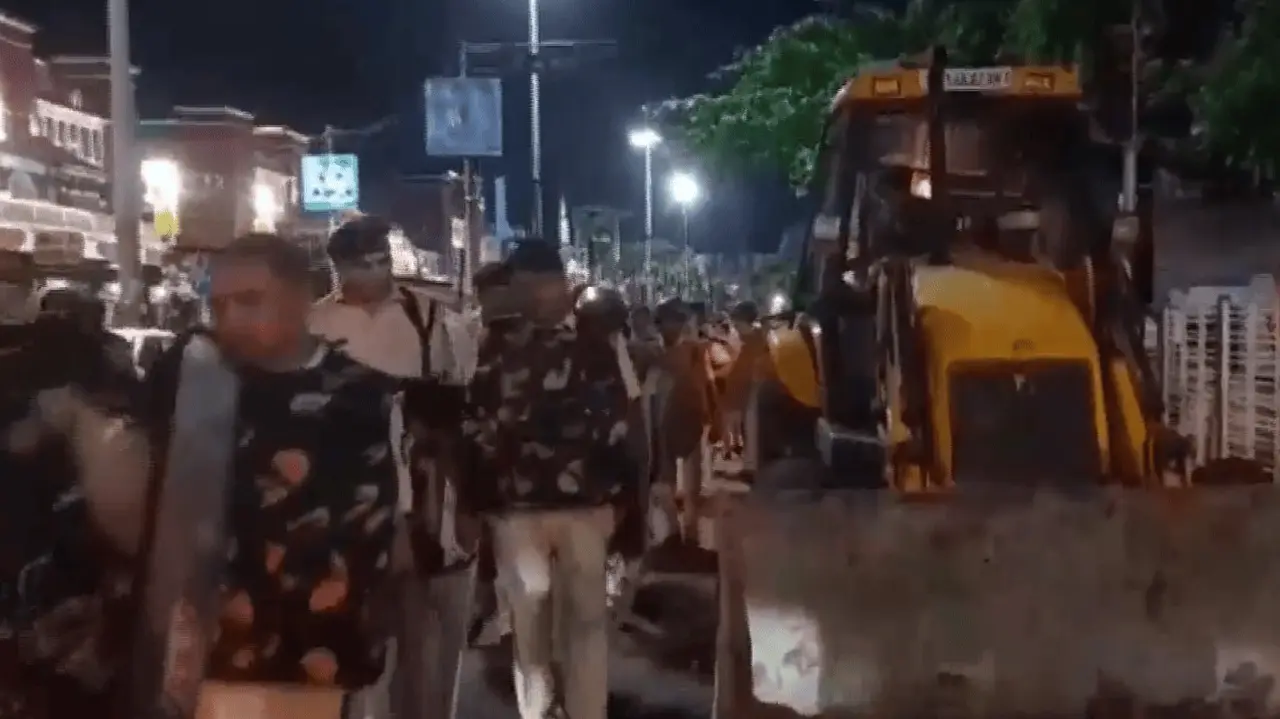 Bulldozers Roll in Howrah: Heavy Security as Bengal Govt Targets Illegal Encroachments Near Railway Station Bulldozers Roll in Howrah: Heavy Security as Bengal Govt Targets Illegal Encroachments Near Railway Station