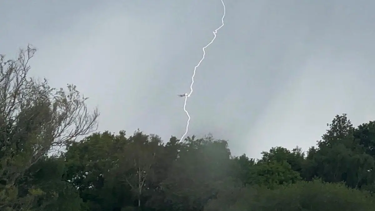Camera Captures Split-Second Lightning Strike On EasyJet Plane Mid-Flight Over Gatwick Camera Captures Split-Second Lightning Strike On EasyJet Plane Mid-Flight Over Gatwick