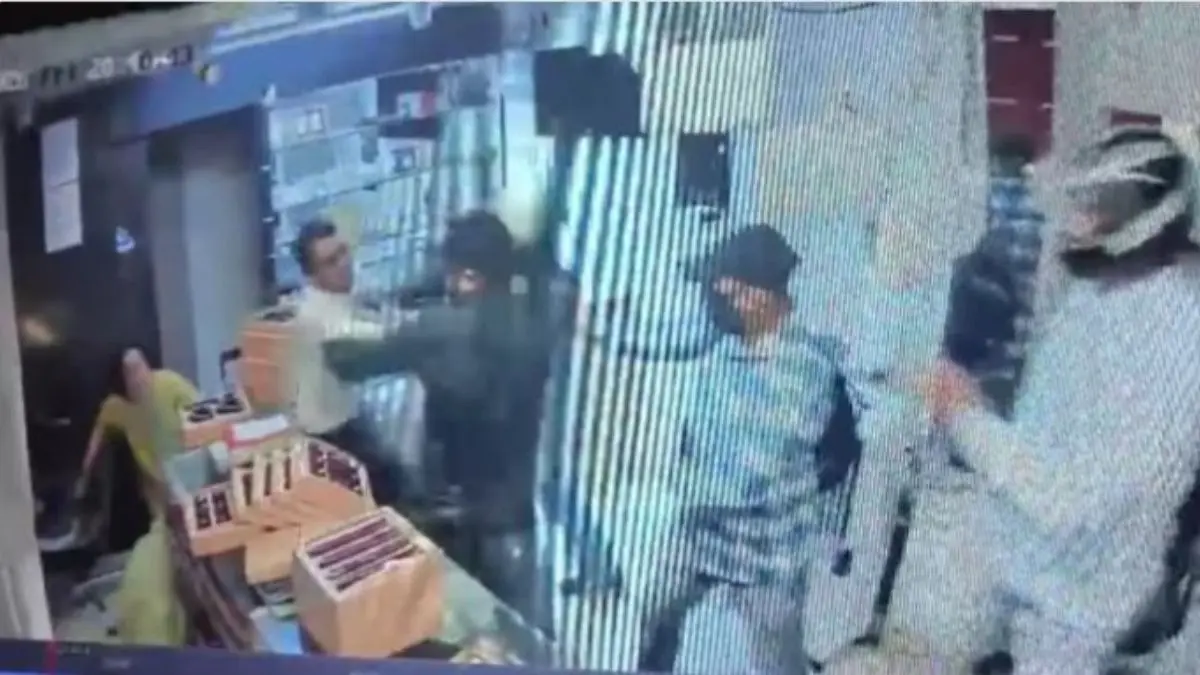 Caught On CCTV: Nashik Jewellery Store Employees Chased Off Armed Robbers | WATCH CCTV Captures Nashik Jewellery Store Staff Chased Off Armed Robbers | WATCH