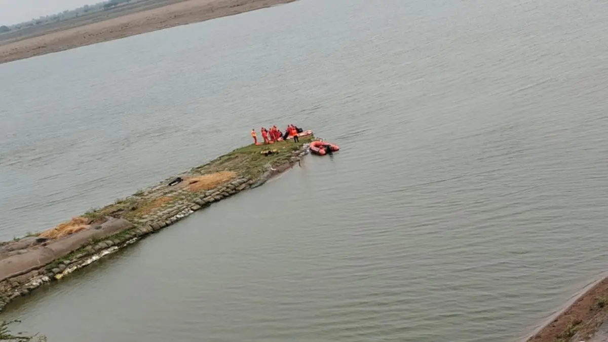 Days After Jabalpur Boat Tragedy, 5 Children Among 6 Missing After Boat Capsizes In UP’s Hamirpur Days After Jabalpur Boat Tragedy, 5 Children Among 6 Missing After Boat Capsizes In UP’s Hamirpur