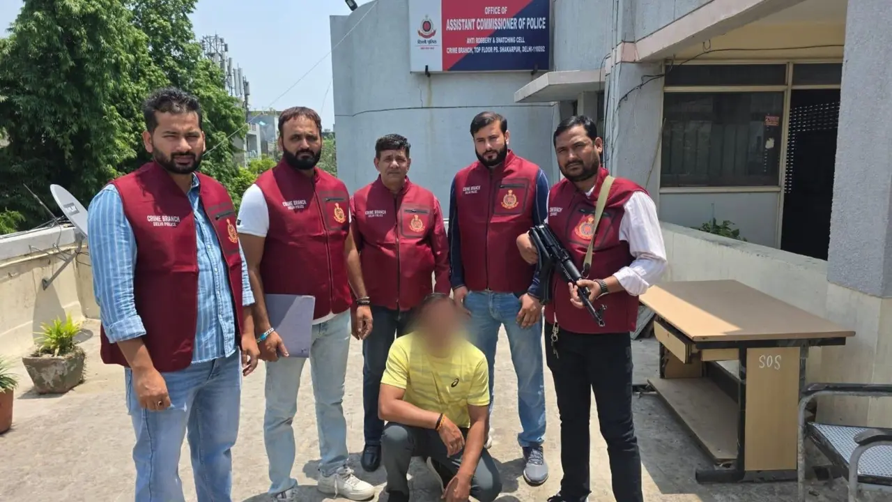 Delhi Crime Branch Arrests 14th Accused in Massive International Arms Trafficking Bust Delhi Crime Branch Arrests ₹2 Lakh Bounty Gangster