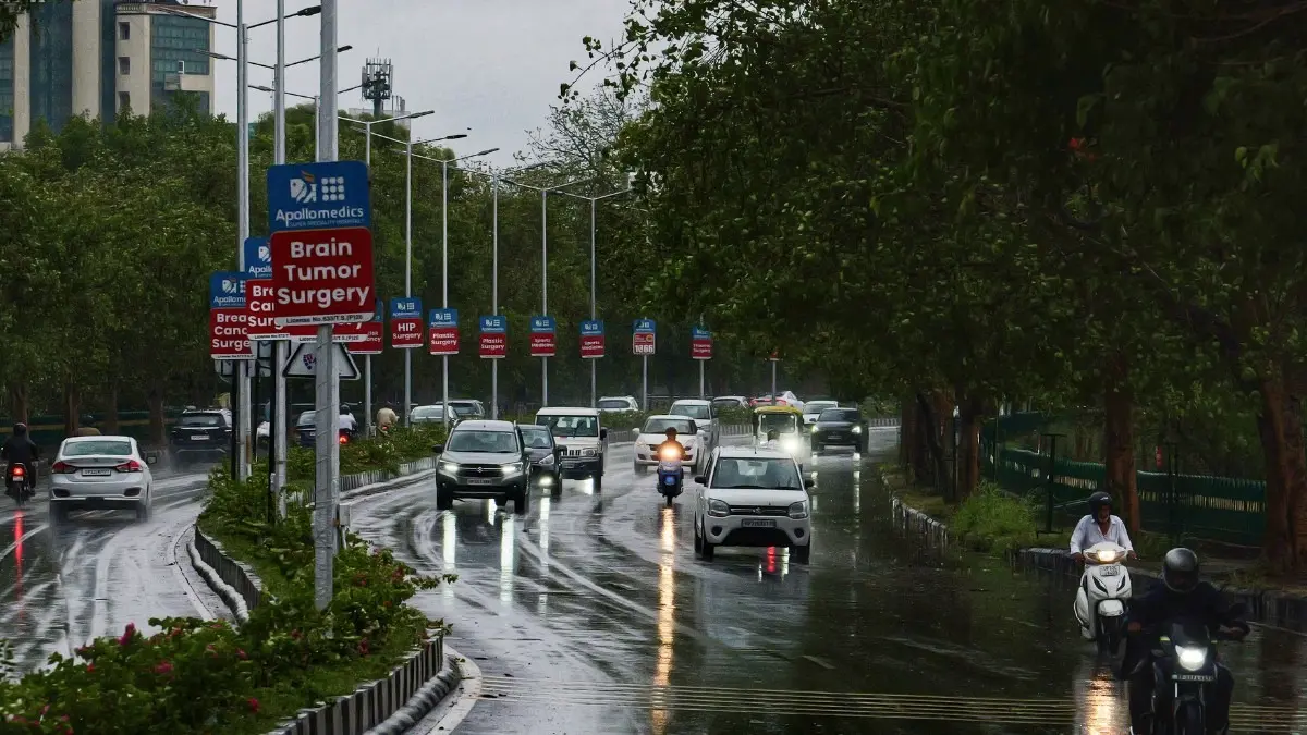 Rain Lashes Delhi, Varanasi, Raipur as Monsoon Advances Over Bay of Bengal Amid Heatwave Across North India | WATCH Delhi, Varanasi Storms as Heatwave Grips North India