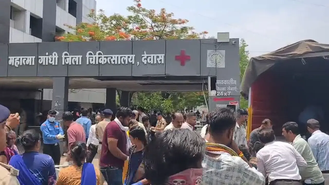 देवास में पटाखा फैक्ट्री में भीषण धमाका, 20 से ज्यादा लोग आग में झुलसे; कई लोगों की मौत की सूचना Dewas Blast