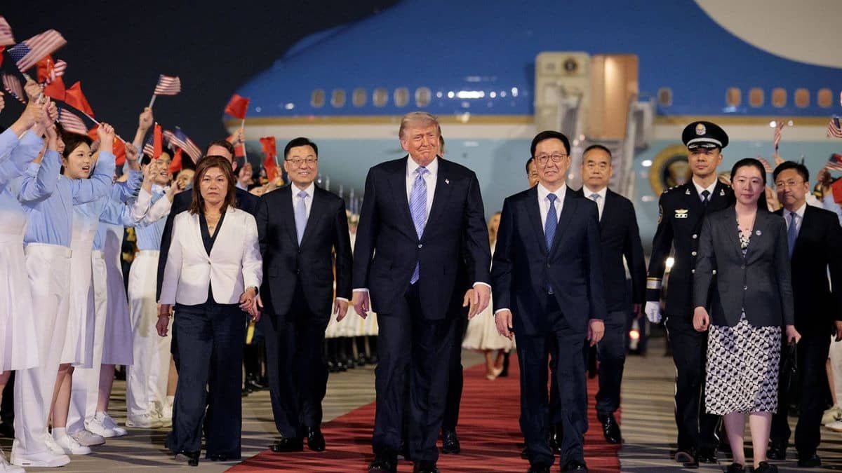 Donald Trump China Visit: ईरान-इजरायल युद्ध के बीच ट्रंप पहुंचे चीन, कल जिनपिंग से मुलाकात में होगा कई मुद्दों पर मंथन
