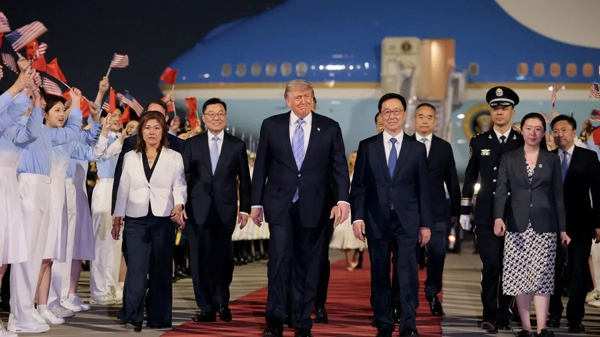 Donald Trump China Visit: ईरान-इजरायल युद्ध के बीच ट्रंप पहुंचे चीन, कल जिनपिंग से मुलाकात में होगा कई मुद्दों पर मंथन Donald Trump China Visit