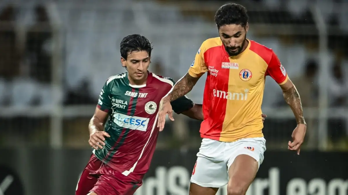 How Mohun Bagan Can Topple East Bengal In ISL Title Race On Final Day? Possible Scenarios Explained East Bengal's Miguel and Mohun Bagan's Sahal Abdul Samad fights for the ball