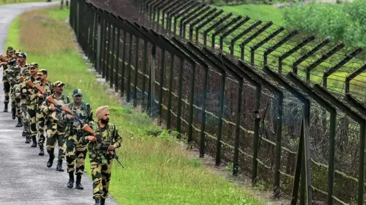 Fencing Work Begins Along India-Bangladesh Border in Siliguri After West Bengal Govt Hands Over 27 KM Land To BSF Fencing Work Begins Along India-Bangladesh Border in Siliguri After Govt Hands Land to BSF