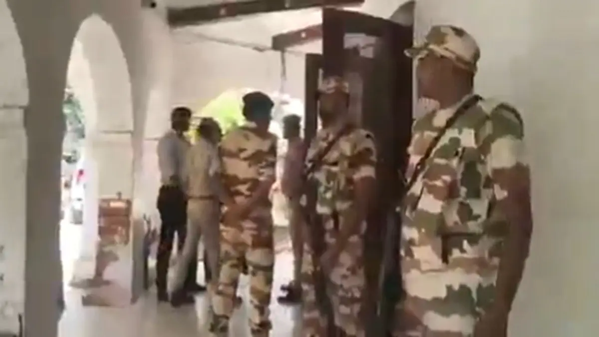 Force Vs Force: 60 Armed ITBP Jawans Surround Kanpur CP Office, Video Of Standoff Goes Viral | Here's Why Force Vs Force: 60 Armed ITBP Jawans Surround Kanpur CP Office, Video Of Standoff Goes Viral | Here's Why