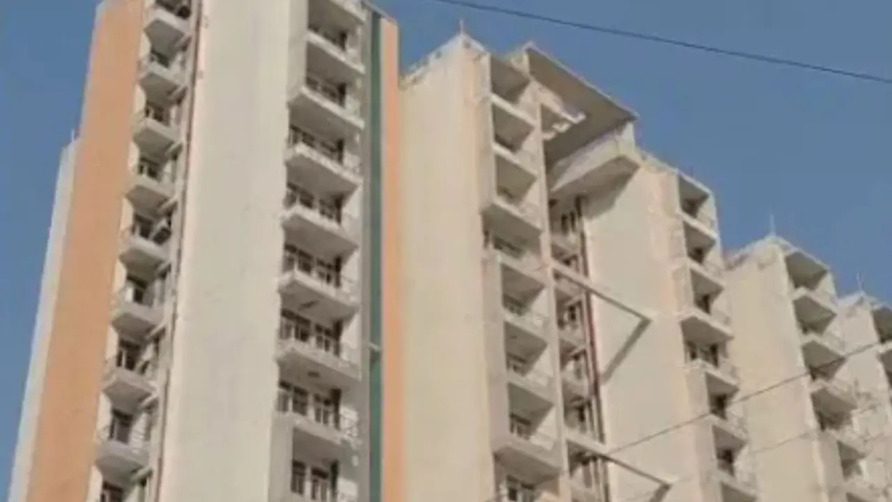 UP: ग्रेटर नोएडा में दर्दनाक हादसा, खेलते-खेलते 15वीं मंजिल से गिरा 4 साल का मासूम, मां की गोद में टूटी सांस Greater Noida Child Death Case- GNIDA Lohiya Enclave in Sector Omicron 1 Greater Noida