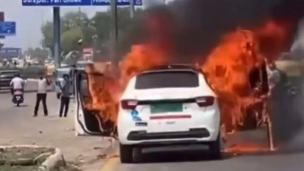 Greater Noida Horror: Moving Car Bursts Into Flames In Bisrakh, Driver Narrowly Escapes By Jumping Out Of Window | VIDEO Greater Noida Horror: Moving Car Bursts Into Flames In Bisrakh, Driver Narrowly Escapes By Jumping Out Of Window | VIDEO