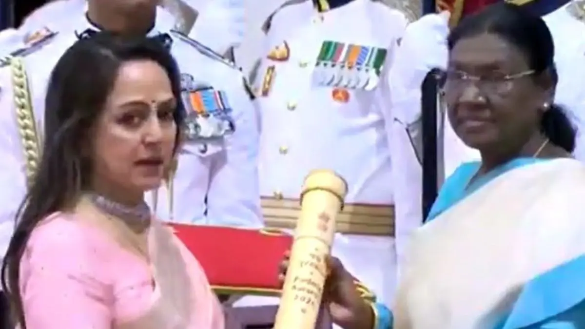 VIDEO: Dharmendra Honoured With Padma Vibhushan Posthumously, Wife Hema Malini Receives The Award Hema Malini receives Padma Vibhushan for Dharmendra