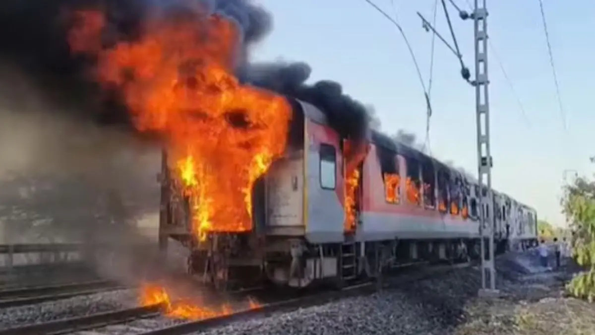 Indian Railways: तकनीकी खराबी नहीं… असामाजिक तत्वों की वजह से लगी ट्रेनों में आग, रेलवे ने यात्रियों से की सतर्क रहने की अपील Indian Railways Alert Train Fire Update