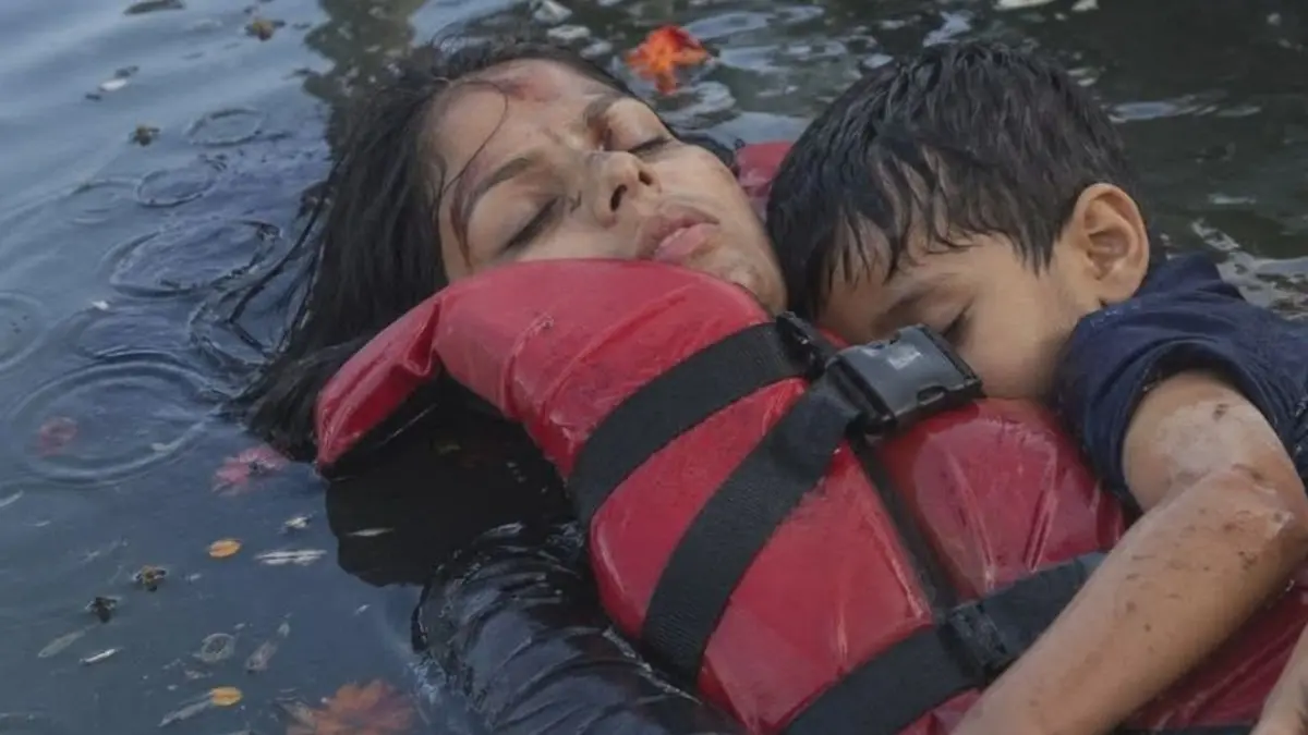 Jabalpur Boat Tragedy: Viral Photo of Mother and Son Real or Fake? Here's What Jabalpur Collector Has To Say Jabalpur Boat Tragedy: Viral Mother-Child Image Sparks Emotion, But It’s Not from Bargi Dam