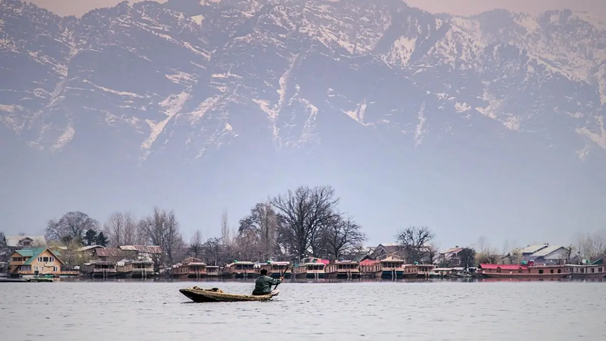 Weather: जम्मू, कठुआ, सांबा और कश्मीर डिवीजन में तेज बारिश शुरू... घूमने वालों की खुशी का ठिकाना नहीं, जानें कब तक रहेगी ये ठंडक? Jammu Kashmir Weather rain