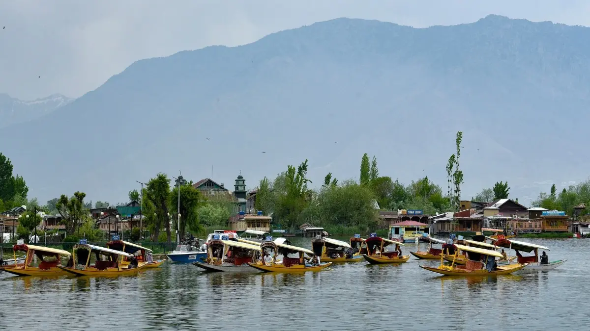 Kashmir’s Tourism Industry Struggles Under Triple Burden of Fuel Inflation, LPG Shortages, and Past Terror Attack Kashmir Tourism Hit by Rising Fuel Prices and LPG Crisis