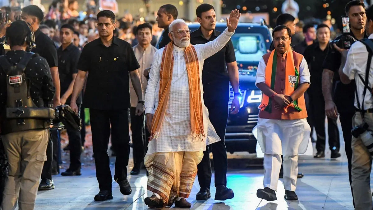 तेल संकट के बीच PM मोदी ने पेश की मिसाल, काफिले में गाड़ियों की संख्या 50% घटाई; एक्स्ट्रा खर्च पर भी कटौती करने के आदेश जारी Kurta, Dhoti, Patka: How PM Modi’s Outfit At BJP HQ Tied Northeast Pride To Bengal Victory