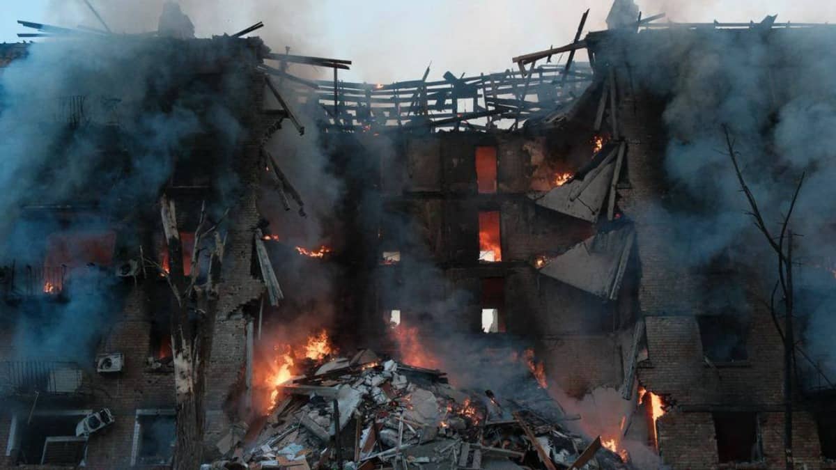 Kyiv Bombarded: Russia Launches Massive Hypersonic Oreshnik Strike