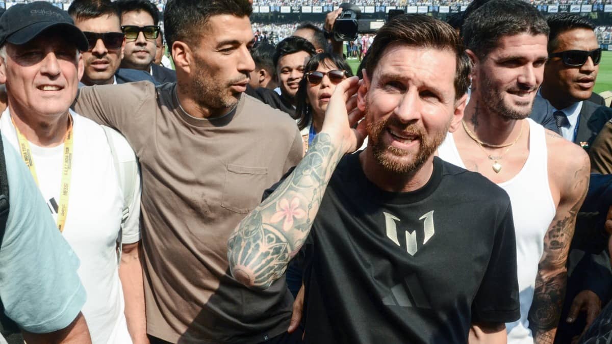 Lionel Messi with Luis Suarez and Rodrigo De Paul at Salt Lake Stadium
