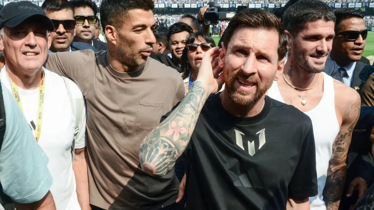 West Bengal Govt To Order Fresh Probe Into Chaos At Lionel Messi Event, Organisers Asked To Issue Refund Lionel Messi with Luis Suarez and Rodrigo De Paul at Salt Lake Stadium