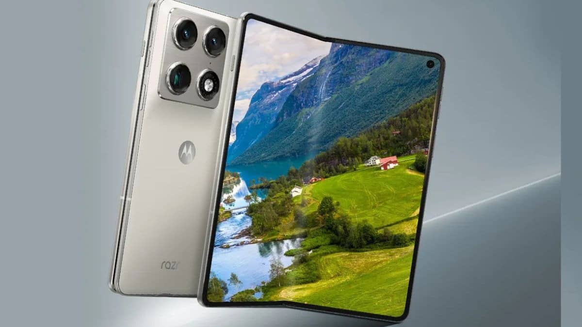 Motorola Razr Fold: बंपर ऑफर के साथ मोटोरोला के फोल्डेबल स्मार्टफोन की सेल हुई शुरू, यहां मिल रहा 12,500 रुपये सस्ता