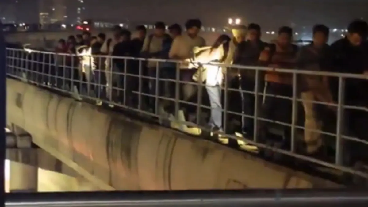 No Footbridge, Just Tracks: Gurugram Commuters Forced To Walk Cyber City Tracks After Rapid Metro Stalls Due To Sector 72 Substation Fire No Footbridge, Just Tracks: Gurugram Commuters Forced To Walk Cyber City Tracks After Rapid Metro Stalls Due To Sector 72 Substation Fire
