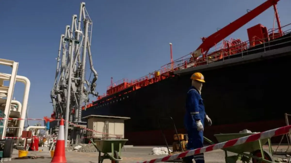 Oil Prices Jump 2% As US-Iran Tensions Escalate After Fresh American Strikes On Bandar Abbas Military Site Near Strait Of Hormuz Oil Prices Jump 2% As US-Iran Tensions Escalate After Fresh American Strikes On Bandar Abbas Military Site Near Strait Of Hormuz