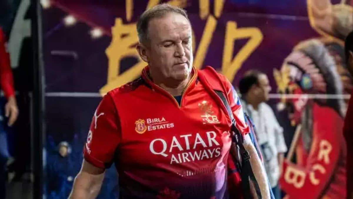 IPL 2026: RCB के हेड कोच को लगा तगड़ा झटका, नियमों का उल्लंघन करने पर लगा 15% मैच फीस का जुर्माना, जानें पूरा मामला