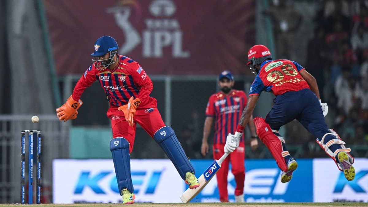 Rishabh Pant tries to dislodge stumps