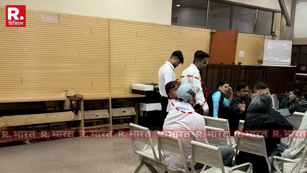 अफरा-तफरी के बीच जबलपुर कोर्ट में सरेंडर करने पहुंचा समर्थ सिंह, रिपब्लिक पर पहली तस्वीर, मीडिया के सवाल से बचता नजर आया आरोपी Samarth Singh arrives at Jabalpur court to surrender amid chaos; first photo on Republic TV