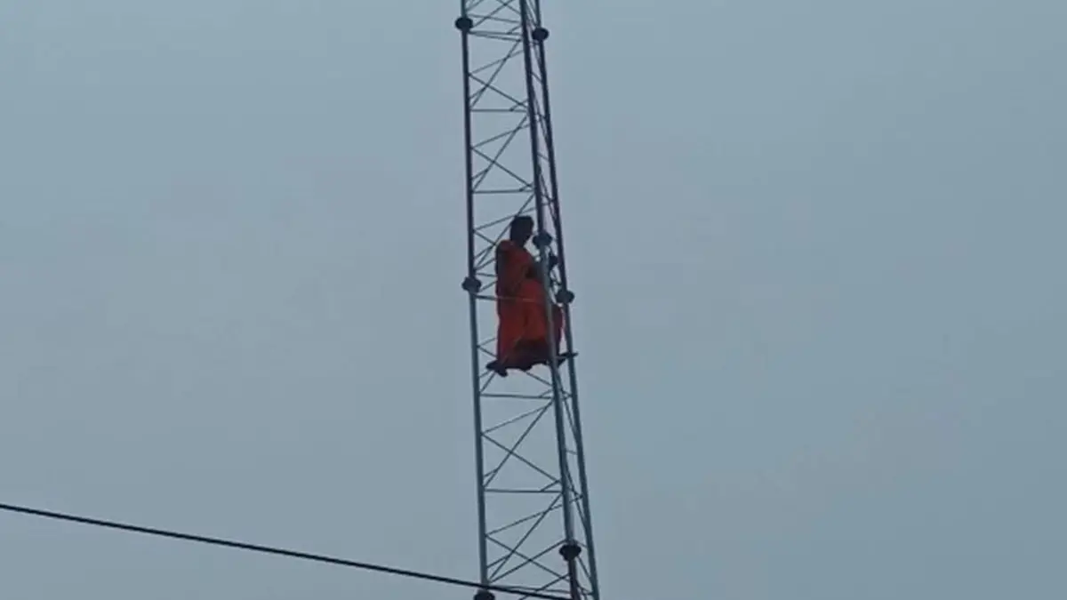 Kanpur Woman Climbs Tower In ‘Sholay’-Like Protest To Secure Husband’s Release From Jail Kanpur Woman Climbs Tower In ‘Sholay’-Like Protest To Secure Husband’s Release From Jail