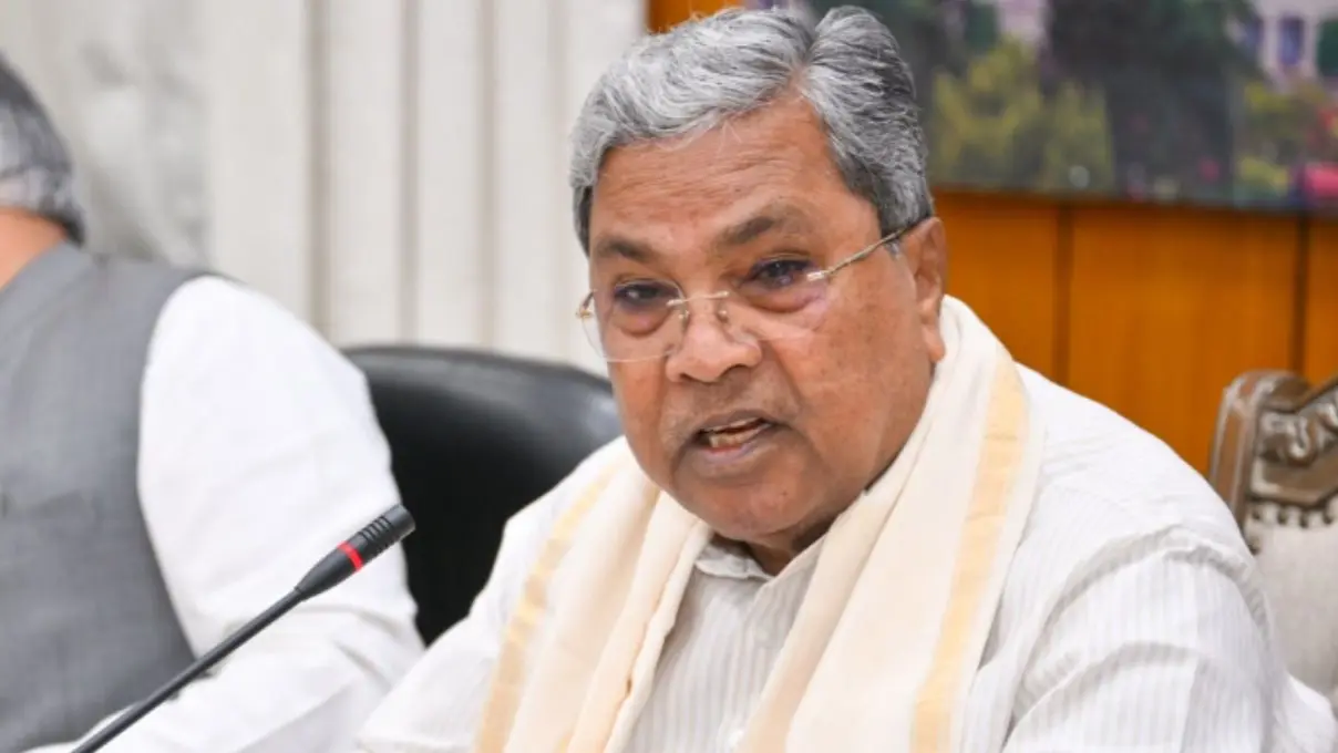 Karnataka Power Shake-Up LIVE: Congress Leaders Begin Arriving At the Residence of CM Siddaramaiah Karnataka Power Shake-Up LIVE: Governor Leaves For Mumbai; Siddaramaiah All Prepared To Submit Resignation Today, Meet With High Command in Delhi Likely