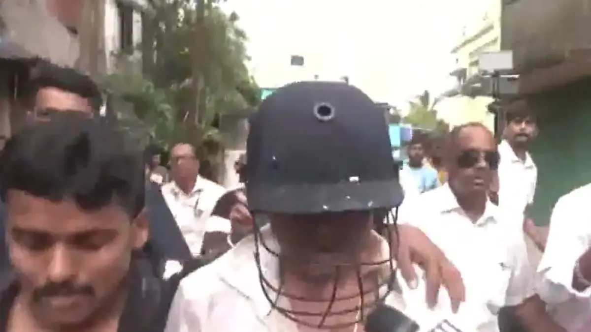 Sonarpur Locals Hurl Eggs, Tear Shirt, Raise 'Chor' Slogans At 'Bhaipo' Abhishek Banerjee | Watch Sonarpur Locals Hurl Eggs, Tear Shirt, Raise 'Chor' Slogans At 'Bhaipo' Abhishek Banerjee | Watch