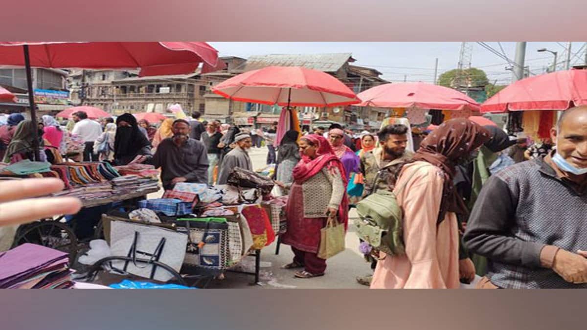 Spiralling Inflation and Global Conflict Leave Kashmir’s Eid Markets in Distress