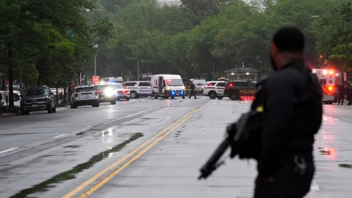 Suspect Dead After Approaching White House Checkpoint With Weapon, Secret Service Says