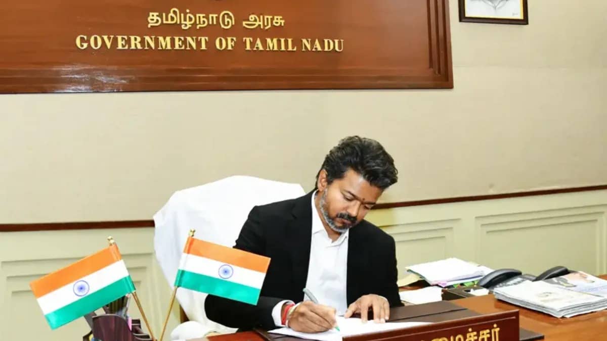Tamil Nadu CM Vijay drops the white towel from his official chair after activist Licypriya Kangujam’s appeal, sparking smiles over India’s quirky “VIP towel culture.”
