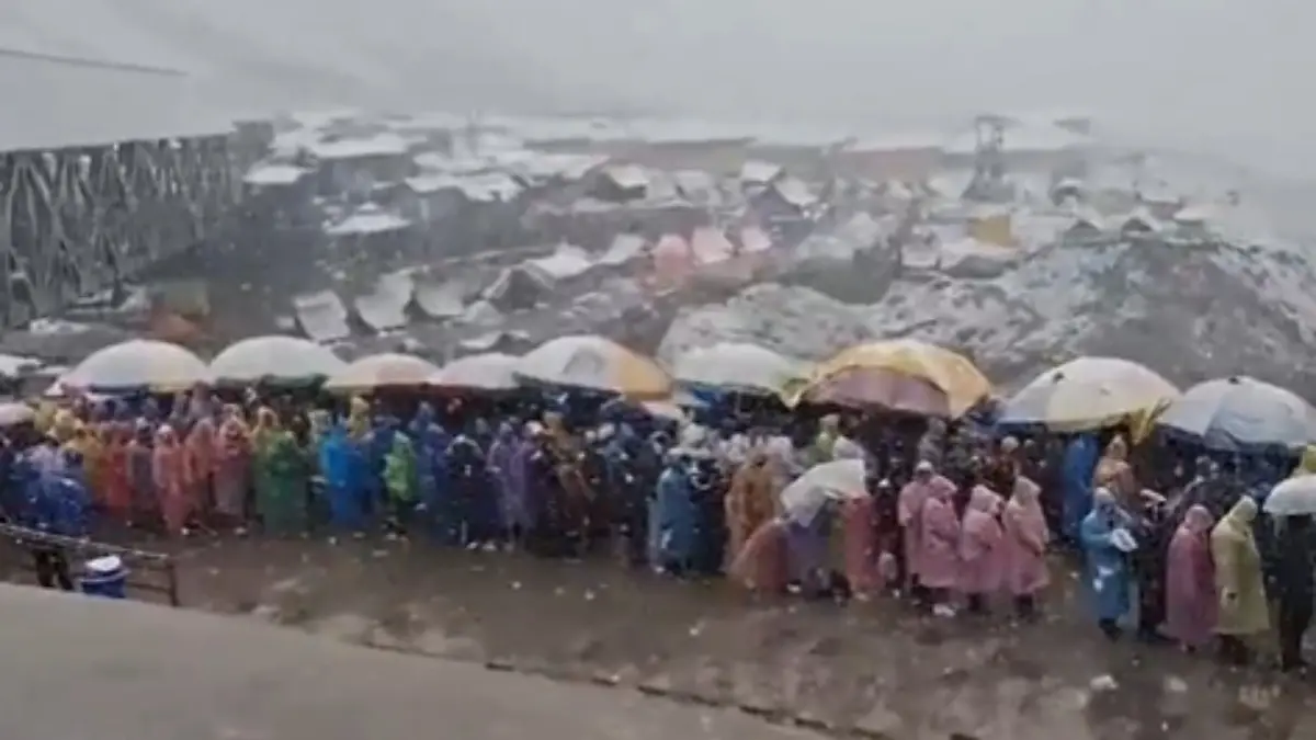 Undettered, Resolute: Devotees Keep Queeing Up At Kedarnath Dham Despite Heavy Snowfall | Watch Undettered, Resolute: Devotees Keep Queeing Up At Kedarnath Dham Despite Heavy Snowfall | Watch
