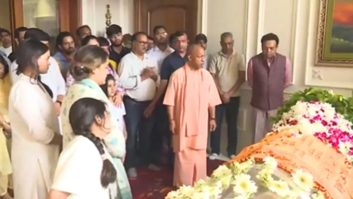 Prateek Yadav Death: प्रतीक यादव के घर पहुंचे CM योगी, अखिलेश यादव के भाई को दी श्रद्धांजलि, जानिए अबतक कौन-कौन नेता पहुंचे UP CM Yogi Adityanath pays his last respects to Prateek Yadav at his residence